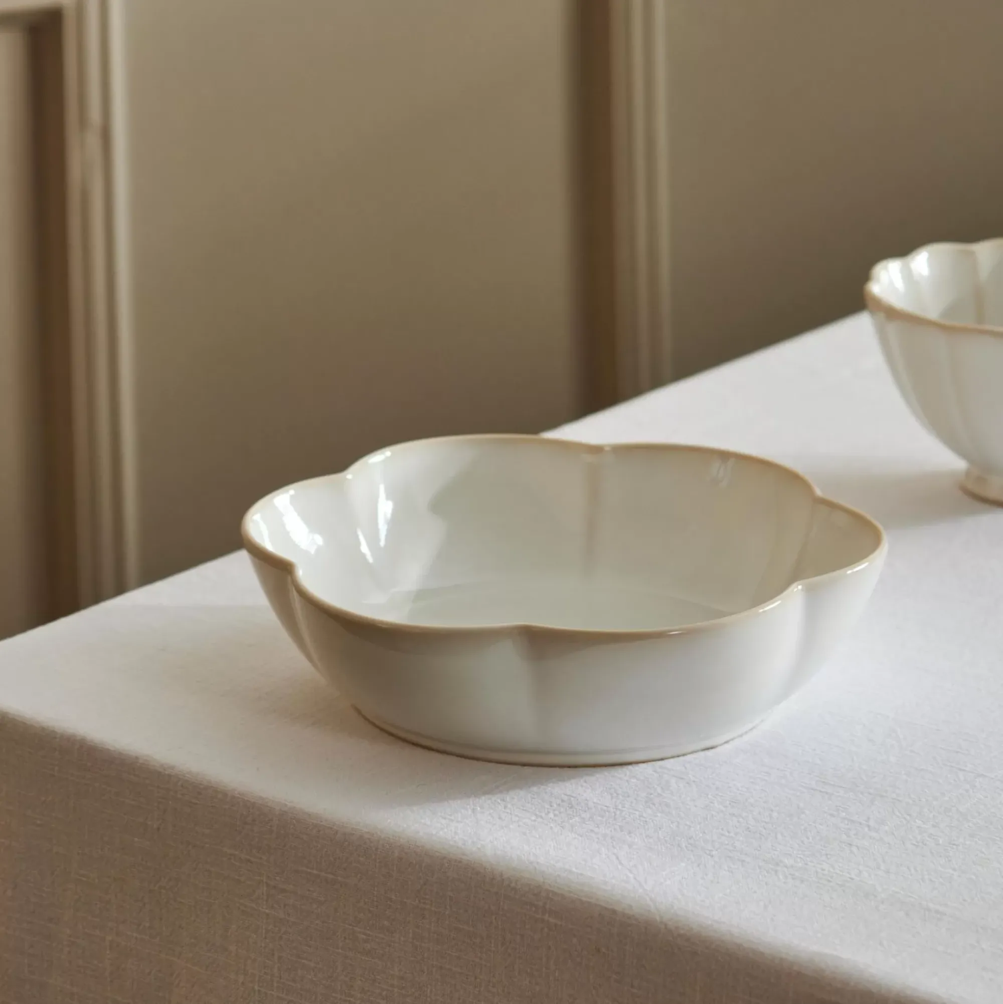 CASA Dahlia Flower Plato Hondo Blanco Best